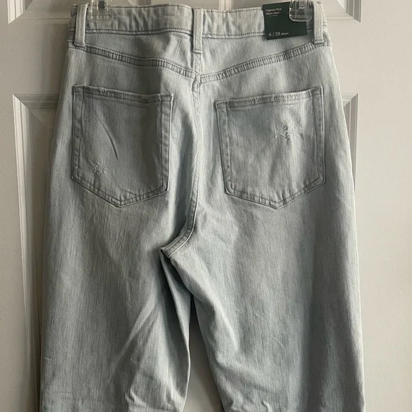 NWT Women’s Super High Rise Distressed Mom Jeans, Size 6 - Picture 6 of 7
